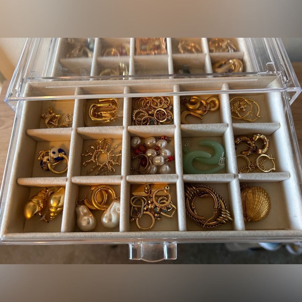 Huge Lot of Gold Earrings!!